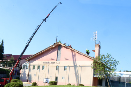 OBNOVA STREHE NA OŠ RAKEK 05 FOTO LJUBO VUKELIČ